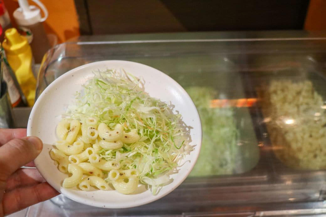 沖縄では、締めにステーキを食べる？, ステーキ1000円～でスープもライスもサラダも食べ放題！, 肉は店内でさばいて新鮮さをキープ, 肉の前に、ソースを選ぶ幸福, ナイフを入れた瞬間、勝ちが確定した, ｢替え玉」ならぬ「替え肉」がある！