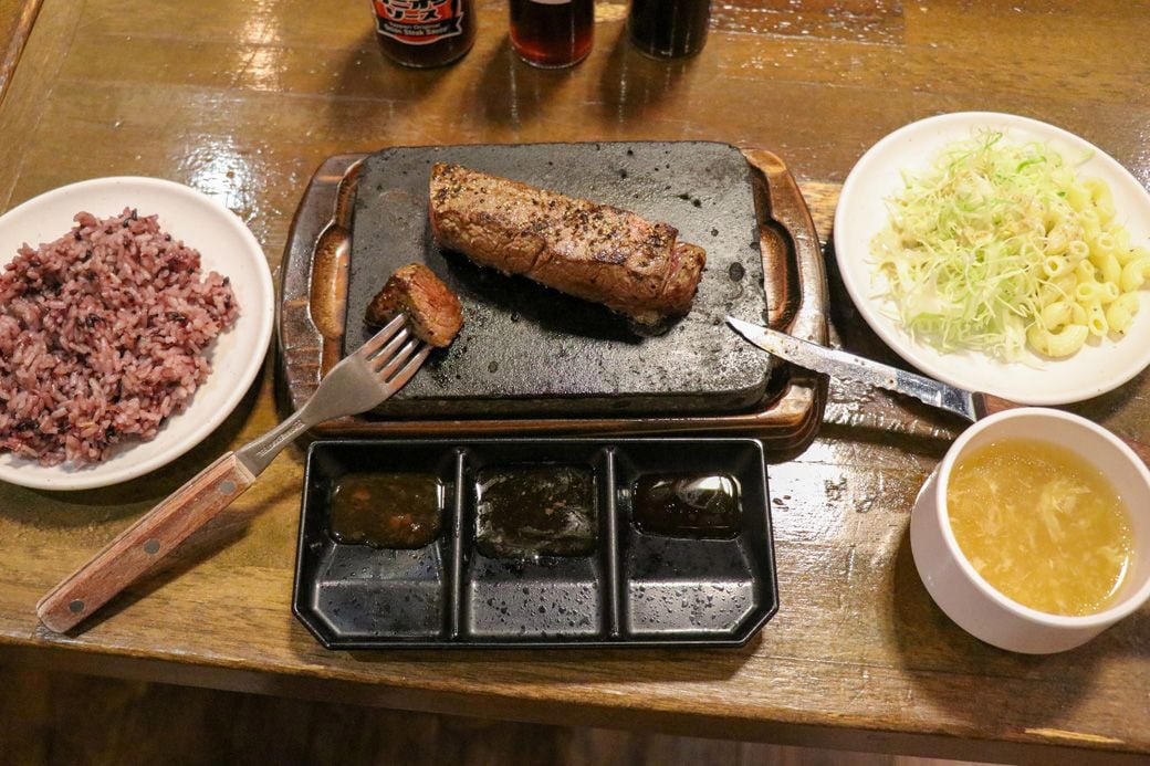 沖縄では、締めにステーキを食べる？, ステーキ1000円～でスープもライスもサラダも食べ放題！, 肉は店内でさばいて新鮮さをキープ, 肉の前に、ソースを選ぶ幸福, ナイフを入れた瞬間、勝ちが確定した, ｢替え玉」ならぬ「替え肉」がある！
