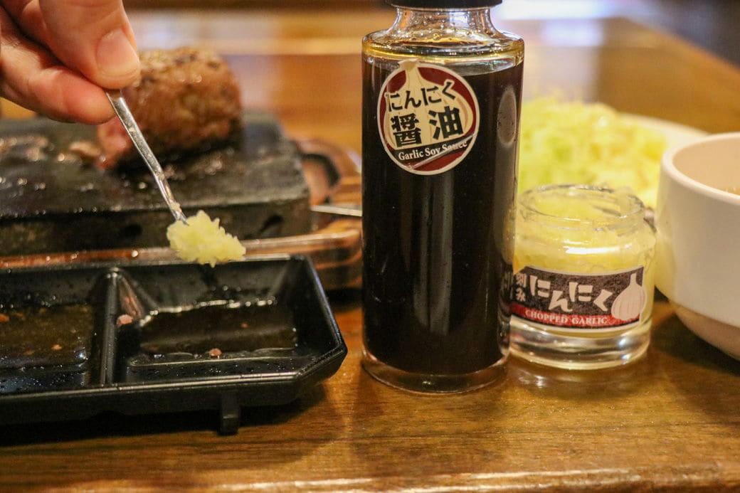 沖縄では、締めにステーキを食べる？, ステーキ1000円～でスープもライスもサラダも食べ放題！, 肉は店内でさばいて新鮮さをキープ, 肉の前に、ソースを選ぶ幸福, ナイフを入れた瞬間、勝ちが確定した, ｢替え玉」ならぬ「替え肉」がある！