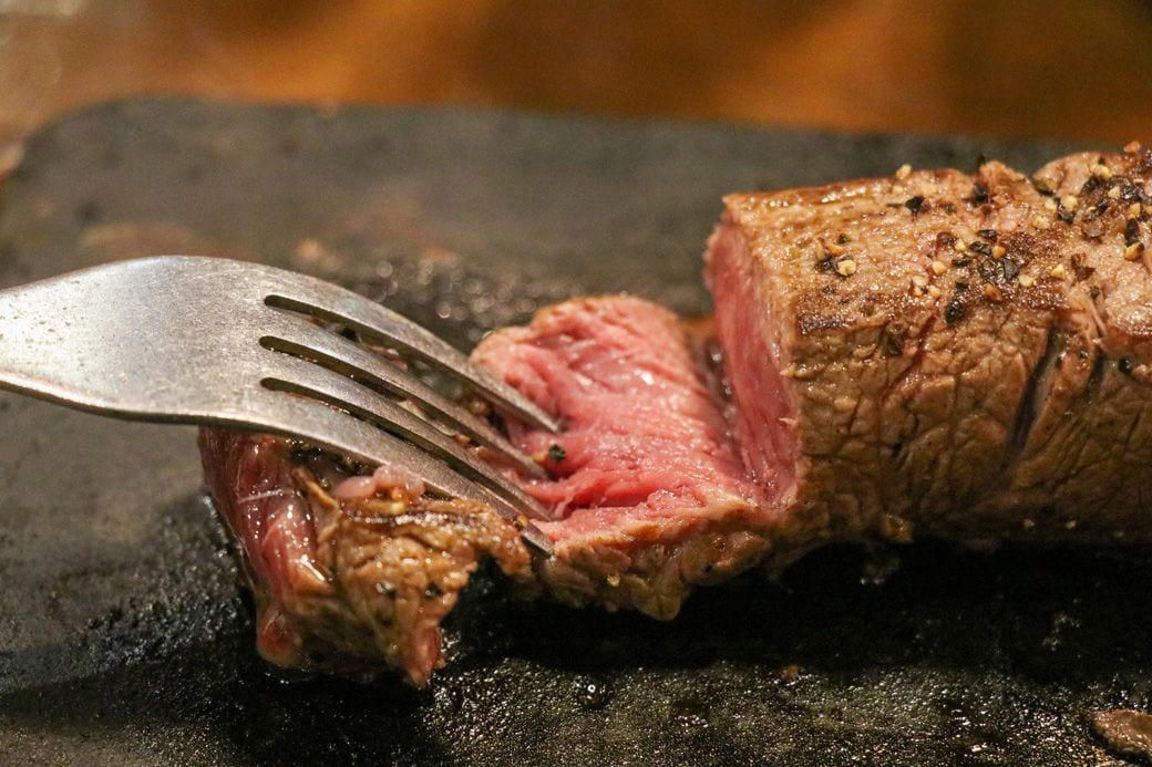 沖縄では、締めにステーキを食べる？, ステーキ1000円～でスープもライスもサラダも食べ放題！, 肉は店内でさばいて新鮮さをキープ, 肉の前に、ソースを選ぶ幸福, ナイフを入れた瞬間、勝ちが確定した, ｢替え玉」ならぬ「替え肉」がある！
