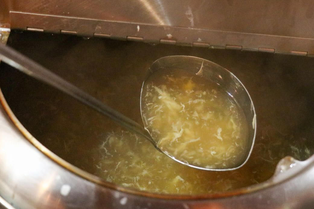 沖縄では、締めにステーキを食べる？, ステーキ1000円～でスープもライスもサラダも食べ放題！, 肉は店内でさばいて新鮮さをキープ, 肉の前に、ソースを選ぶ幸福, ナイフを入れた瞬間、勝ちが確定した, ｢替え玉」ならぬ「替え肉」がある！