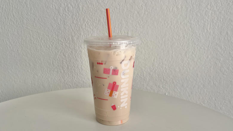 Taste test: Dunkin' iced chai latte Taste test: Dunkin' hot chai latte, Taste test: Dunkin' iced chai latte, Taste test: Starbucks hot chai latte, Taste test: Starbucks iced chai latte