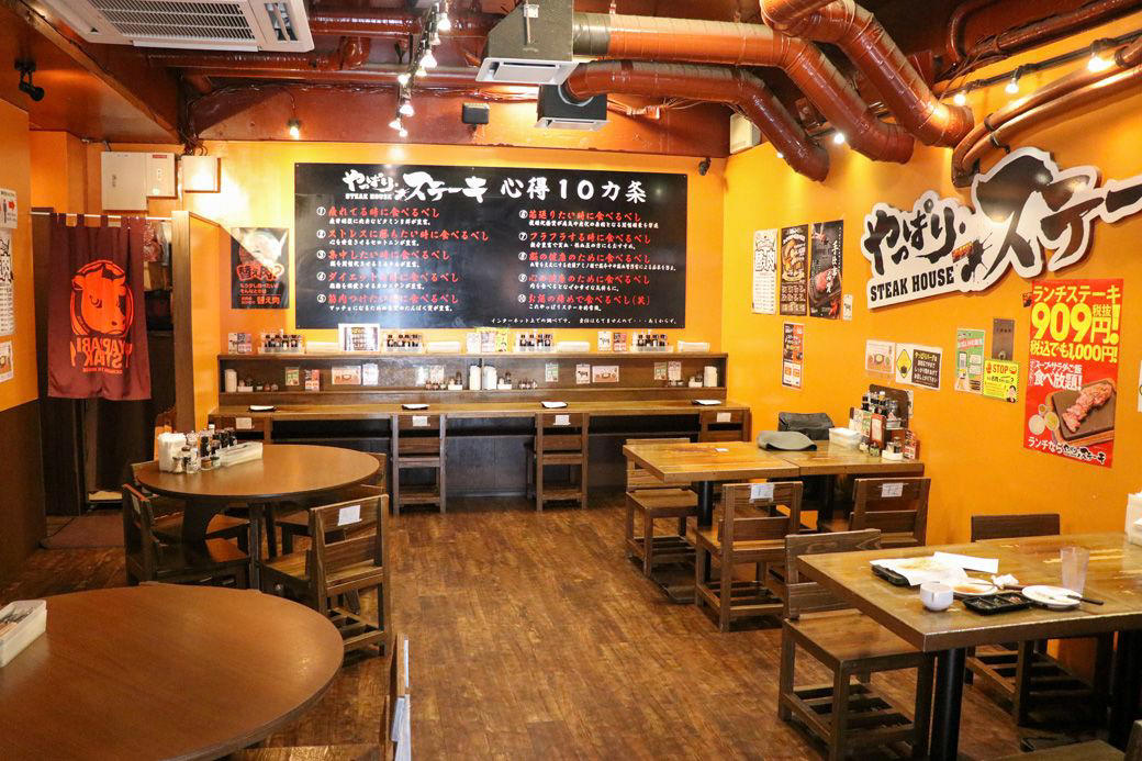 沖縄では、締めにステーキを食べる？, ステーキ1000円～でスープもライスもサラダも食べ放題！, 肉は店内でさばいて新鮮さをキープ, 肉の前に、ソースを選ぶ幸福, ナイフを入れた瞬間、勝ちが確定した, ｢替え玉」ならぬ「替え肉」がある！