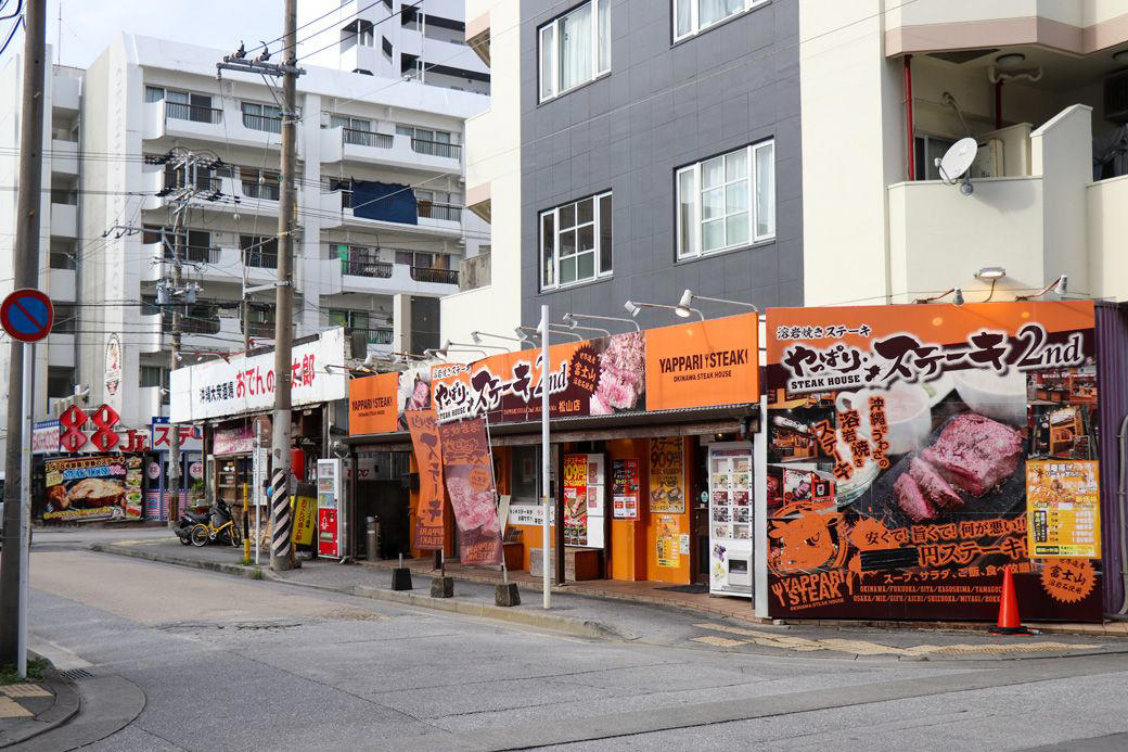 沖縄では、締めにステーキを食べる？, ステーキ1000円～でスープもライスもサラダも食べ放題！, 肉は店内でさばいて新鮮さをキープ, 肉の前に、ソースを選ぶ幸福, ナイフを入れた瞬間、勝ちが確定した, ｢替え玉」ならぬ「替え肉」がある！