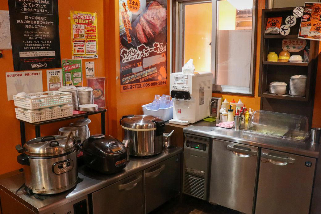 沖縄では、締めにステーキを食べる？, ステーキ1000円～でスープもライスもサラダも食べ放題！, 肉は店内でさばいて新鮮さをキープ, 肉の前に、ソースを選ぶ幸福, ナイフを入れた瞬間、勝ちが確定した, ｢替え玉」ならぬ「替え肉」がある！