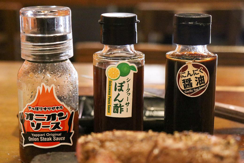 沖縄では、締めにステーキを食べる？, ステーキ1000円～でスープもライスもサラダも食べ放題！, 肉は店内でさばいて新鮮さをキープ, 肉の前に、ソースを選ぶ幸福, ナイフを入れた瞬間、勝ちが確定した, ｢替え玉」ならぬ「替え肉」がある！