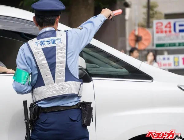 信号の右折矢印でのUターンは禁止, 右左折車線の手前などにあるゼブラゾーンは侵入してはいけない, 運転中、スマホのカーナビアプリを操作すると「ながら運転」？, 赤信号でドライバー交代したら違反？, 高速道路で渋滞最後尾のクルマはハザードランプで知らせなければならない