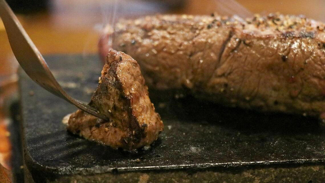 沖縄では、締めにステーキを食べる？, ステーキ1000円～でスープもライスもサラダも食べ放題！, 肉は店内でさばいて新鮮さをキープ, 肉の前に、ソースを選ぶ幸福, ナイフを入れた瞬間、勝ちが確定した, ｢替え玉」ならぬ「替え肉」がある！