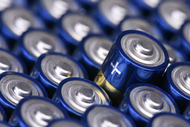 溜め込みがちな使用済み乾電池, 使用済み乾電池における『やってはいけない捨て方』3選, 1.燃えるごみの中に紛れ込ませて捨てる, 2.絶縁せずに捨てる, 3.庭や山などに捨てる, 使用済み乾電池の正しい処理方法