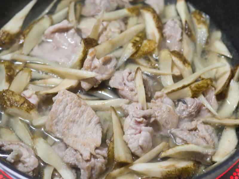豚ごぼう煮を作るのにかかる時間, 豚ごぼう煮のカロリー, 平野レミさんの「豚ごぼう煮」再現レシピ, 豚ごぼう煮の材料（2人分）, 豚ごぼう煮の作り方, 簡単アレンジ！「豚ごぼう煮のチーズ焼き」