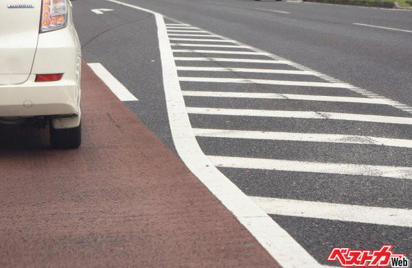 信号の右折矢印でのUターンは禁止, 右左折車線の手前などにあるゼブラゾーンは侵入してはいけない, 運転中、スマホのカーナビアプリを操作すると「ながら運転」？, 赤信号でドライバー交代したら違反？, 高速道路で渋滞最後尾のクルマはハザードランプで知らせなければならない