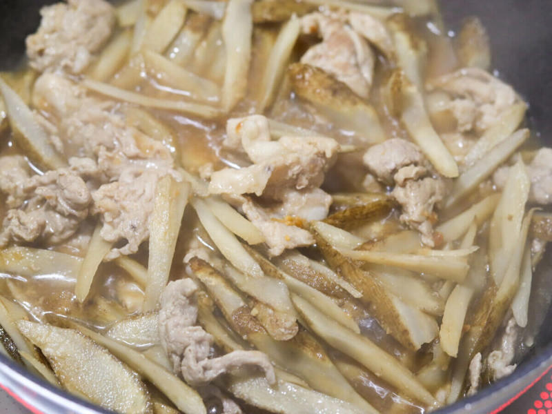 豚ごぼう煮を作るのにかかる時間, 豚ごぼう煮のカロリー, 平野レミさんの「豚ごぼう煮」再現レシピ, 豚ごぼう煮の材料（2人分）, 豚ごぼう煮の作り方, 簡単アレンジ！「豚ごぼう煮のチーズ焼き」