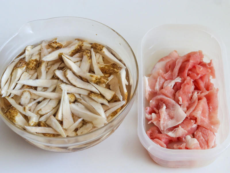 豚ごぼう煮を作るのにかかる時間, 豚ごぼう煮のカロリー, 平野レミさんの「豚ごぼう煮」再現レシピ, 豚ごぼう煮の材料（2人分）, 豚ごぼう煮の作り方, 簡単アレンジ！「豚ごぼう煮のチーズ焼き」