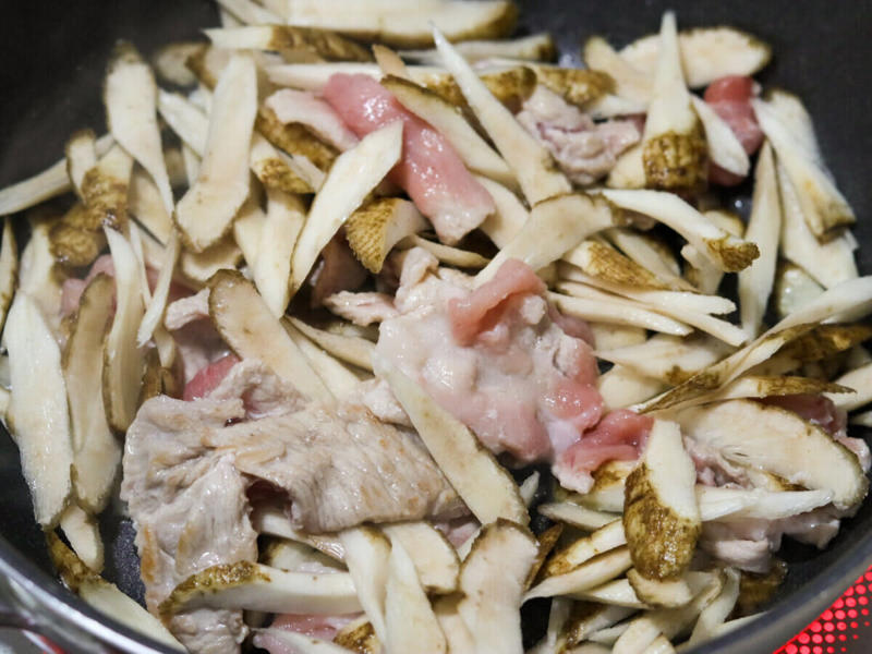 豚ごぼう煮を作るのにかかる時間, 豚ごぼう煮のカロリー, 平野レミさんの「豚ごぼう煮」再現レシピ, 豚ごぼう煮の材料（2人分）, 豚ごぼう煮の作り方, 簡単アレンジ！「豚ごぼう煮のチーズ焼き」