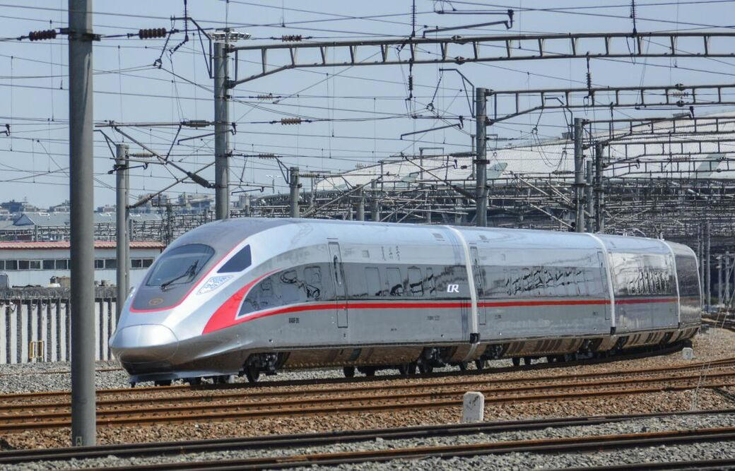 また1つ消えた「長距離客車列車」, 新トンネルや線路改良で高速化, 高速鉄道「新線」建設へ, 街から離れた駅や「幽霊駅」問題, 「かつての列車旅」懐かしむ人々