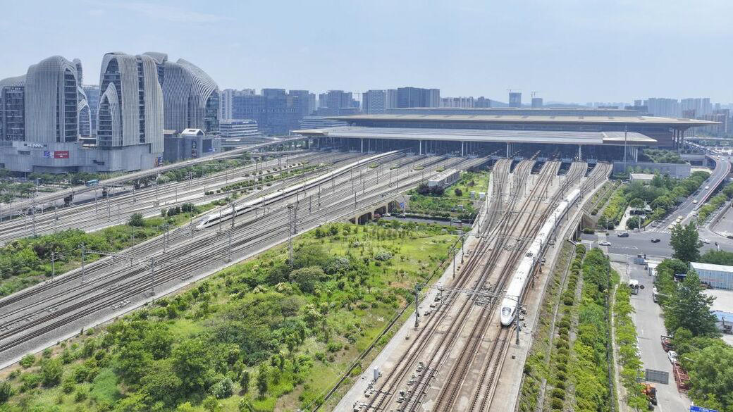 また1つ消えた「長距離客車列車」, 新トンネルや線路改良で高速化, 高速鉄道「新線」建設へ, 街から離れた駅や「幽霊駅」問題, 「かつての列車旅」懐かしむ人々