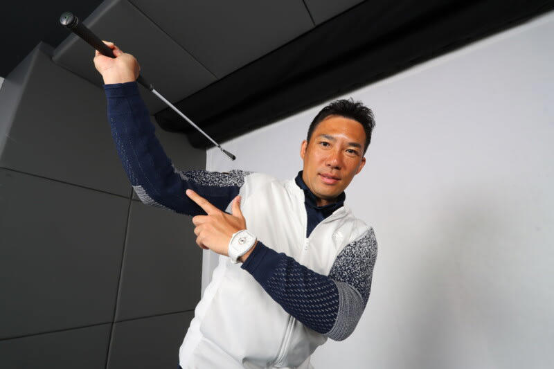 アイアンがうまくならない人は右手をもっと使おう！, トップまで右ヒジはつねに下に向けておく, 右ヒジと右手首をやわらかく使って右腕を積極的に振る, 「右手のひら=フェース面」と考える