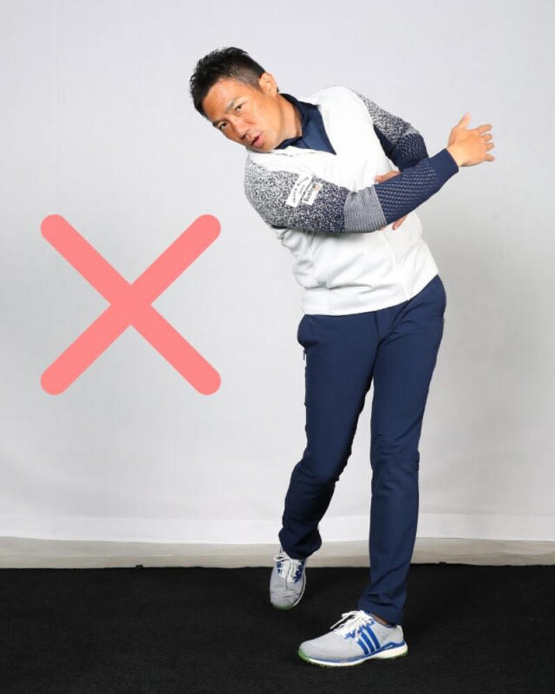 アイアンがうまくならない人は右手をもっと使おう！, トップまで右ヒジはつねに下に向けておく, 右ヒジと右手首をやわらかく使って右腕を積極的に振る, 「右手のひら=フェース面」と考える