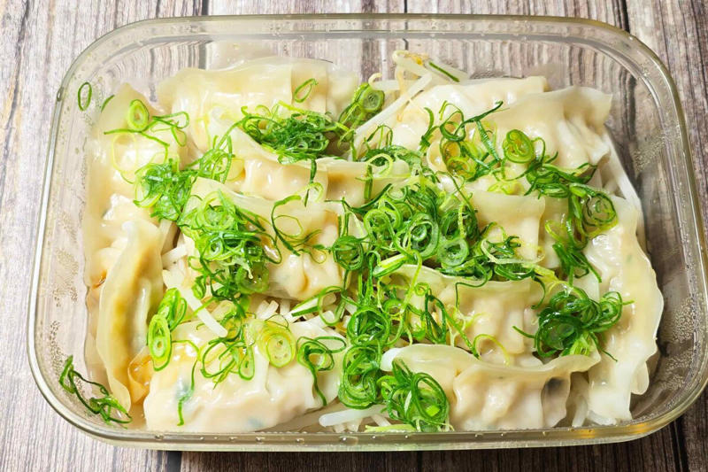 ■「レンジ丸投げタッパー餃子鍋」の材料, ■包丁もまな板も水も使わない, ■焼かずにレンチン調理, ■悶絶の旨さ！　味も調理工程も満点の神レシピ, 【動画】レンジ丸投げタッパー餃子鍋
