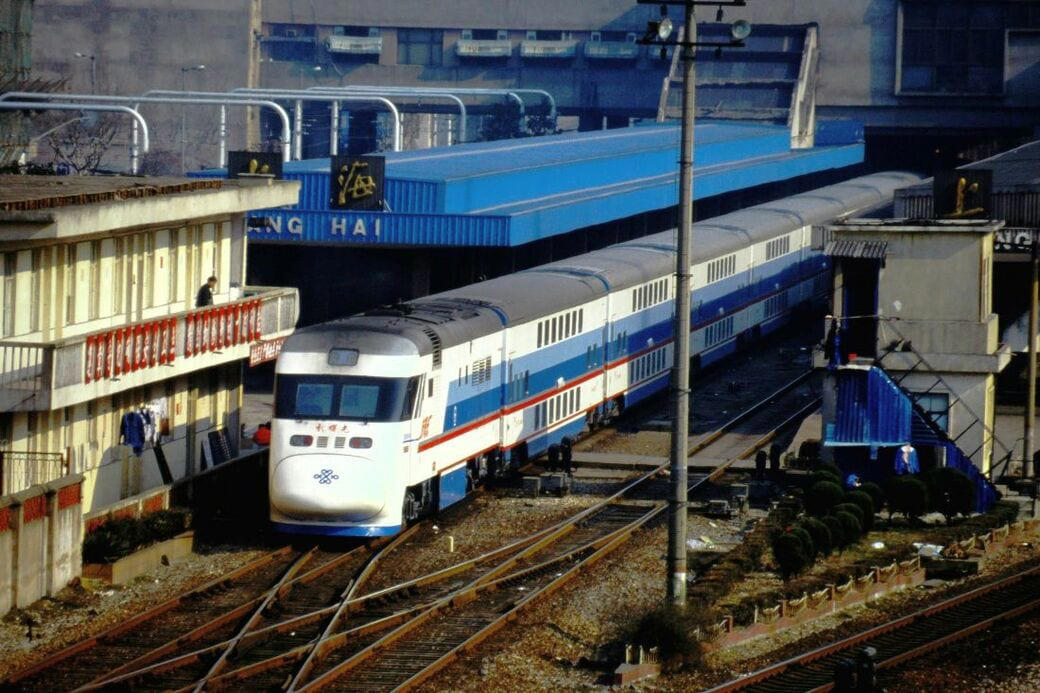 また1つ消えた「長距離客車列車」, 新トンネルや線路改良で高速化, 高速鉄道「新線」建設へ, 街から離れた駅や「幽霊駅」問題, 「かつての列車旅」懐かしむ人々