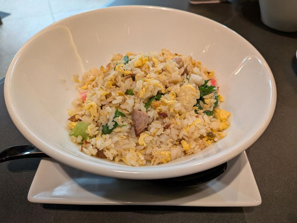 大型の再開発が進む浜松町, 飲食物持ち込み可、店舗利用なしでも使える「太っ腹すぎる」空間, 大まかに3つのエリアに分けられる, メニュー表まであって、もはや「レストラン」, 名店のメニューを組み合わせて「自分だけの最強コース」を作れる, あっさりめの味付けは、毎日食べても飽きなさそう
