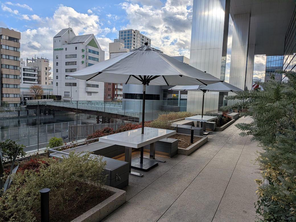 大型の再開発が進む浜松町, 飲食物持ち込み可、店舗利用なしでも使える「太っ腹すぎる」空間, 大まかに3つのエリアに分けられる, メニュー表まであって、もはや「レストラン」, 名店のメニューを組み合わせて「自分だけの最強コース」を作れる, あっさりめの味付けは、毎日食べても飽きなさそう