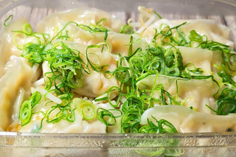 ■「レンジ丸投げタッパー餃子鍋」の材料, ■包丁もまな板も水も使わない, ■焼かずにレンチン調理, ■悶絶の旨さ！　味も調理工程も満点の神レシピ, 【動画】レンジ丸投げタッパー餃子鍋