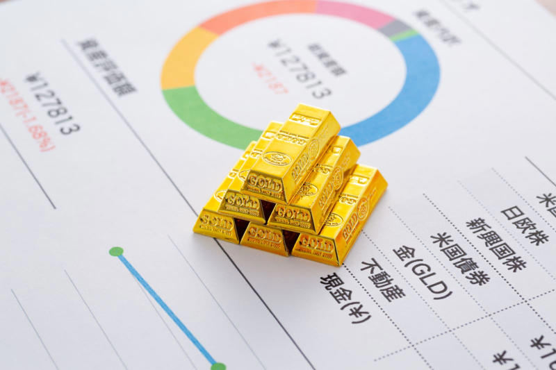 過剰流動性のなかで再評価される「実物資産」の価値, 「ドル離れ」は加速するか？中央銀行が金を買い増す真意, 資源安全保障の新時代――国家戦略としてのコモディティ, なぜ金は「現金が必要になるまで売らなくていい」のか, 銀高騰の裏側――貴金属と工業用資源の二面性, 投資家が陥りやすい罠。配当を生まない資産との付き合い方, 「金」から始める、無理のない資産分散の第一歩, 資産のすべてを同じ方向に倒さない「構造」を作る, 将来の不確実性に備えるための「静かな保険」
