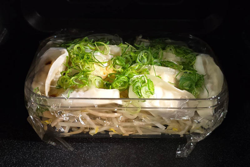 ■「レンジ丸投げタッパー餃子鍋」の材料, ■包丁もまな板も水も使わない, ■焼かずにレンチン調理, ■悶絶の旨さ！　味も調理工程も満点の神レシピ, 【動画】レンジ丸投げタッパー餃子鍋