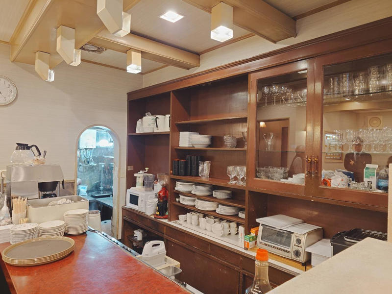 神戸に根付く喫茶店文化を継承, 変わらない味わいのコーヒー, 看板メニューは「白いパンケーキ」, 懐かしの純喫茶メニューも登場