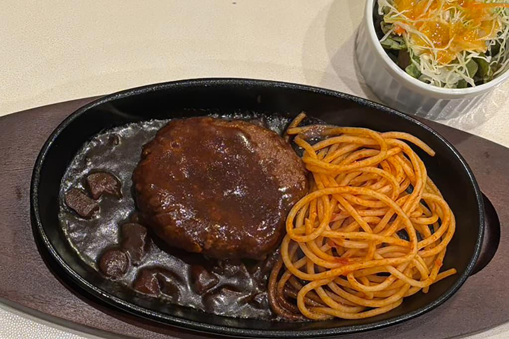 神戸に根付く喫茶店文化を継承, 変わらない味わいのコーヒー, 看板メニューは「白いパンケーキ」, 懐かしの純喫茶メニューも登場