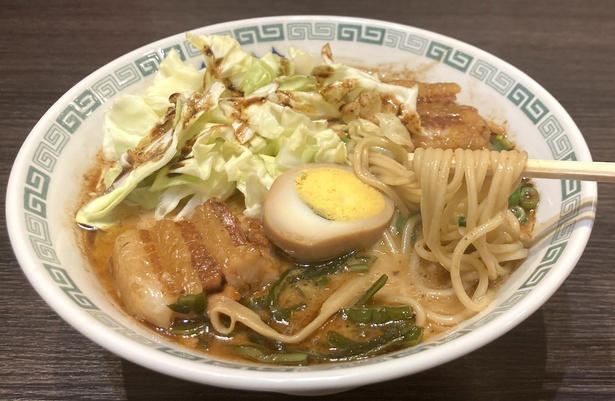 【上野御徒町】熊本ラーメンの代表格！老舗が放つ豚・鶏＆マー油スープと特製“太肉”のご当地麺「桂花ラーメン 御徒町店」, 【本郷三丁目】老舗製麺所自慢の麺はW盛りまで同一価格。「東京油組総本店 本郷三丁目組」で味わう絶品油そば, 【新宿】二刀流スープで人気を博す“武蔵”の総本山！「創始 麺屋武蔵」の濃厚つけ麺は絶品＆コスパ優良, 【若松河田】早稲田エリアで人気の一杯。豚の旨味広がるクリーミー家系「横浜家系ラーメン 違う家」, 【六本木】長年愛される創業半世紀越えの老舗「香妃園」。六本木のシメも担う「特製とり煮込みそば」を堪能