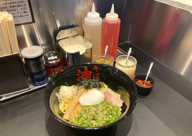 【上野御徒町】熊本ラーメンの代表格！老舗が放つ豚・鶏＆マー油スープと特製“太肉”のご当地麺「桂花ラーメン 御徒町店」, 【本郷三丁目】老舗製麺所自慢の麺はW盛りまで同一価格。「東京油組総本店 本郷三丁目組」で味わう絶品油そば, 【新宿】二刀流スープで人気を博す“武蔵”の総本山！「創始 麺屋武蔵」の濃厚つけ麺は絶品＆コスパ優良, 【若松河田】早稲田エリアで人気の一杯。豚の旨味広がるクリーミー家系「横浜家系ラーメン 違う家」, 【六本木】長年愛される創業半世紀越えの老舗「香妃園」。六本木のシメも担う「特製とり煮込みそば」を堪能