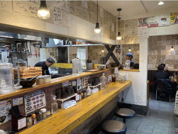 【上野御徒町】熊本ラーメンの代表格！老舗が放つ豚・鶏＆マー油スープと特製“太肉”のご当地麺「桂花ラーメン 御徒町店」, 【本郷三丁目】老舗製麺所自慢の麺はW盛りまで同一価格。「東京油組総本店 本郷三丁目組」で味わう絶品油そば, 【新宿】二刀流スープで人気を博す“武蔵”の総本山！「創始 麺屋武蔵」の濃厚つけ麺は絶品＆コスパ優良, 【若松河田】早稲田エリアで人気の一杯。豚の旨味広がるクリーミー家系「横浜家系ラーメン 違う家」, 【六本木】長年愛される創業半世紀越えの老舗「香妃園」。六本木のシメも担う「特製とり煮込みそば」を堪能