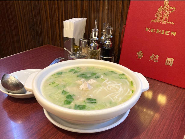 【上野御徒町】熊本ラーメンの代表格！老舗が放つ豚・鶏＆マー油スープと特製“太肉”のご当地麺「桂花ラーメン 御徒町店」, 【本郷三丁目】老舗製麺所自慢の麺はW盛りまで同一価格。「東京油組総本店 本郷三丁目組」で味わう絶品油そば, 【新宿】二刀流スープで人気を博す“武蔵”の総本山！「創始 麺屋武蔵」の濃厚つけ麺は絶品＆コスパ優良, 【若松河田】早稲田エリアで人気の一杯。豚の旨味広がるクリーミー家系「横浜家系ラーメン 違う家」, 【六本木】長年愛される創業半世紀越えの老舗「香妃園」。六本木のシメも担う「特製とり煮込みそば」を堪能
