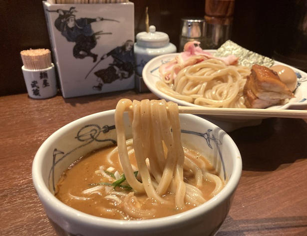 【上野御徒町】熊本ラーメンの代表格！老舗が放つ豚・鶏＆マー油スープと特製“太肉”のご当地麺「桂花ラーメン 御徒町店」, 【本郷三丁目】老舗製麺所自慢の麺はW盛りまで同一価格。「東京油組総本店 本郷三丁目組」で味わう絶品油そば, 【新宿】二刀流スープで人気を博す“武蔵”の総本山！「創始 麺屋武蔵」の濃厚つけ麺は絶品＆コスパ優良, 【若松河田】早稲田エリアで人気の一杯。豚の旨味広がるクリーミー家系「横浜家系ラーメン 違う家」, 【六本木】長年愛される創業半世紀越えの老舗「香妃園」。六本木のシメも担う「特製とり煮込みそば」を堪能