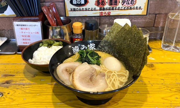 【上野御徒町】熊本ラーメンの代表格！老舗が放つ豚・鶏＆マー油スープと特製“太肉”のご当地麺「桂花ラーメン 御徒町店」, 【本郷三丁目】老舗製麺所自慢の麺はW盛りまで同一価格。「東京油組総本店 本郷三丁目組」で味わう絶品油そば, 【新宿】二刀流スープで人気を博す“武蔵”の総本山！「創始 麺屋武蔵」の濃厚つけ麺は絶品＆コスパ優良, 【若松河田】早稲田エリアで人気の一杯。豚の旨味広がるクリーミー家系「横浜家系ラーメン 違う家」, 【六本木】長年愛される創業半世紀越えの老舗「香妃園」。六本木のシメも担う「特製とり煮込みそば」を堪能