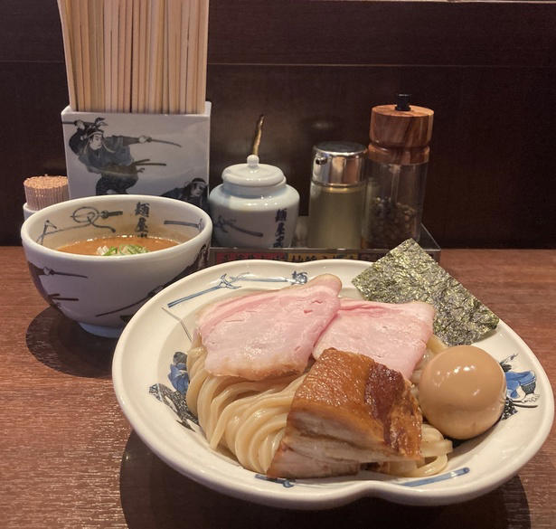 【上野御徒町】熊本ラーメンの代表格！老舗が放つ豚・鶏＆マー油スープと特製“太肉”のご当地麺「桂花ラーメン 御徒町店」, 【本郷三丁目】老舗製麺所自慢の麺はW盛りまで同一価格。「東京油組総本店 本郷三丁目組」で味わう絶品油そば, 【新宿】二刀流スープで人気を博す“武蔵”の総本山！「創始 麺屋武蔵」の濃厚つけ麺は絶品＆コスパ優良, 【若松河田】早稲田エリアで人気の一杯。豚の旨味広がるクリーミー家系「横浜家系ラーメン 違う家」, 【六本木】長年愛される創業半世紀越えの老舗「香妃園」。六本木のシメも担う「特製とり煮込みそば」を堪能