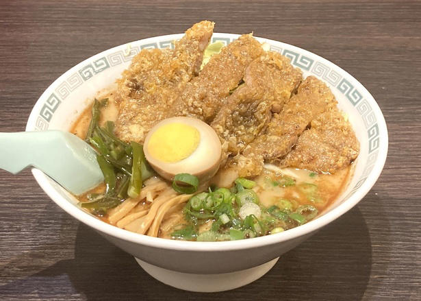 【上野御徒町】熊本ラーメンの代表格！老舗が放つ豚・鶏＆マー油スープと特製“太肉”のご当地麺「桂花ラーメン 御徒町店」, 【本郷三丁目】老舗製麺所自慢の麺はW盛りまで同一価格。「東京油組総本店 本郷三丁目組」で味わう絶品油そば, 【新宿】二刀流スープで人気を博す“武蔵”の総本山！「創始 麺屋武蔵」の濃厚つけ麺は絶品＆コスパ優良, 【若松河田】早稲田エリアで人気の一杯。豚の旨味広がるクリーミー家系「横浜家系ラーメン 違う家」, 【六本木】長年愛される創業半世紀越えの老舗「香妃園」。六本木のシメも担う「特製とり煮込みそば」を堪能
