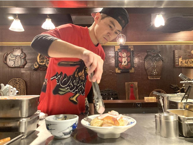 【上野御徒町】熊本ラーメンの代表格！老舗が放つ豚・鶏＆マー油スープと特製“太肉”のご当地麺「桂花ラーメン 御徒町店」, 【本郷三丁目】老舗製麺所自慢の麺はW盛りまで同一価格。「東京油組総本店 本郷三丁目組」で味わう絶品油そば, 【新宿】二刀流スープで人気を博す“武蔵”の総本山！「創始 麺屋武蔵」の濃厚つけ麺は絶品＆コスパ優良, 【若松河田】早稲田エリアで人気の一杯。豚の旨味広がるクリーミー家系「横浜家系ラーメン 違う家」, 【六本木】長年愛される創業半世紀越えの老舗「香妃園」。六本木のシメも担う「特製とり煮込みそば」を堪能