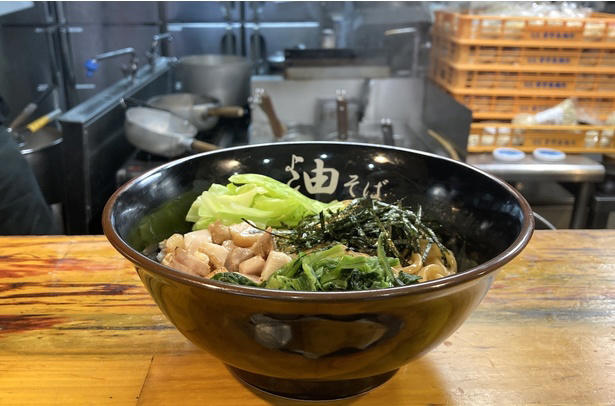 【上野御徒町】熊本ラーメンの代表格！老舗が放つ豚・鶏＆マー油スープと特製“太肉”のご当地麺「桂花ラーメン 御徒町店」, 【本郷三丁目】老舗製麺所自慢の麺はW盛りまで同一価格。「東京油組総本店 本郷三丁目組」で味わう絶品油そば, 【新宿】二刀流スープで人気を博す“武蔵”の総本山！「創始 麺屋武蔵」の濃厚つけ麺は絶品＆コスパ優良, 【若松河田】早稲田エリアで人気の一杯。豚の旨味広がるクリーミー家系「横浜家系ラーメン 違う家」, 【六本木】長年愛される創業半世紀越えの老舗「香妃園」。六本木のシメも担う「特製とり煮込みそば」を堪能