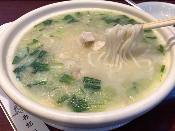 【上野御徒町】熊本ラーメンの代表格！老舗が放つ豚・鶏＆マー油スープと特製“太肉”のご当地麺「桂花ラーメン 御徒町店」, 【本郷三丁目】老舗製麺所自慢の麺はW盛りまで同一価格。「東京油組総本店 本郷三丁目組」で味わう絶品油そば, 【新宿】二刀流スープで人気を博す“武蔵”の総本山！「創始 麺屋武蔵」の濃厚つけ麺は絶品＆コスパ優良, 【若松河田】早稲田エリアで人気の一杯。豚の旨味広がるクリーミー家系「横浜家系ラーメン 違う家」, 【六本木】長年愛される創業半世紀越えの老舗「香妃園」。六本木のシメも担う「特製とり煮込みそば」を堪能