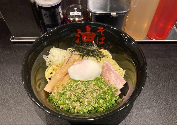 【上野御徒町】熊本ラーメンの代表格！老舗が放つ豚・鶏＆マー油スープと特製“太肉”のご当地麺「桂花ラーメン 御徒町店」, 【本郷三丁目】老舗製麺所自慢の麺はW盛りまで同一価格。「東京油組総本店 本郷三丁目組」で味わう絶品油そば, 【新宿】二刀流スープで人気を博す“武蔵”の総本山！「創始 麺屋武蔵」の濃厚つけ麺は絶品＆コスパ優良, 【若松河田】早稲田エリアで人気の一杯。豚の旨味広がるクリーミー家系「横浜家系ラーメン 違う家」, 【六本木】長年愛される創業半世紀越えの老舗「香妃園」。六本木のシメも担う「特製とり煮込みそば」を堪能