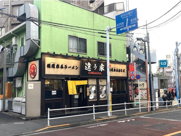 【上野御徒町】熊本ラーメンの代表格！老舗が放つ豚・鶏＆マー油スープと特製“太肉”のご当地麺「桂花ラーメン 御徒町店」, 【本郷三丁目】老舗製麺所自慢の麺はW盛りまで同一価格。「東京油組総本店 本郷三丁目組」で味わう絶品油そば, 【新宿】二刀流スープで人気を博す“武蔵”の総本山！「創始 麺屋武蔵」の濃厚つけ麺は絶品＆コスパ優良, 【若松河田】早稲田エリアで人気の一杯。豚の旨味広がるクリーミー家系「横浜家系ラーメン 違う家」, 【六本木】長年愛される創業半世紀越えの老舗「香妃園」。六本木のシメも担う「特製とり煮込みそば」を堪能