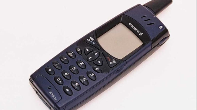 1. Nokia 8110, 2. Sony Ericsson W800, 3. Motorola Razr, 4. Motorola Flipout, 5. Nokia 3310, 6. Nokia 9000, 7. LG Chocolate, 8. Nokia 5110, 9. Motorola StarTAC, 10. Ericsson R380, 11. BlackBerry Bold 9000, 12. LG Rumor Touch, 13. BlackBerry Curve 8900, 14. Motorola Pebl, 15. HTC Legend, 16. Samsung Galaxy Note, 17. iPhone 4/4S, 18. LG U8110, 19. Nokia 7280, 20. BlackBerry Pearl