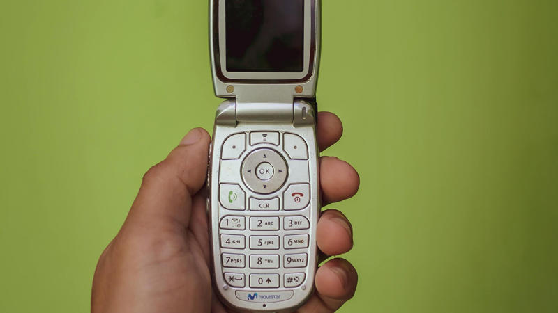 1. Nokia 8110, 2. Sony Ericsson W800, 3. Motorola Razr, 4. Motorola Flipout, 5. Nokia 3310, 6. Nokia 9000, 7. LG Chocolate, 8. Nokia 5110, 9. Motorola StarTAC, 10. Ericsson R380, 11. BlackBerry Bold 9000, 12. LG Rumor Touch, 13. BlackBerry Curve 8900, 14. Motorola Pebl, 15. HTC Legend, 16. Samsung Galaxy Note, 17. iPhone 4/4S, 18. LG U8110, 19. Nokia 7280, 20. BlackBerry Pearl