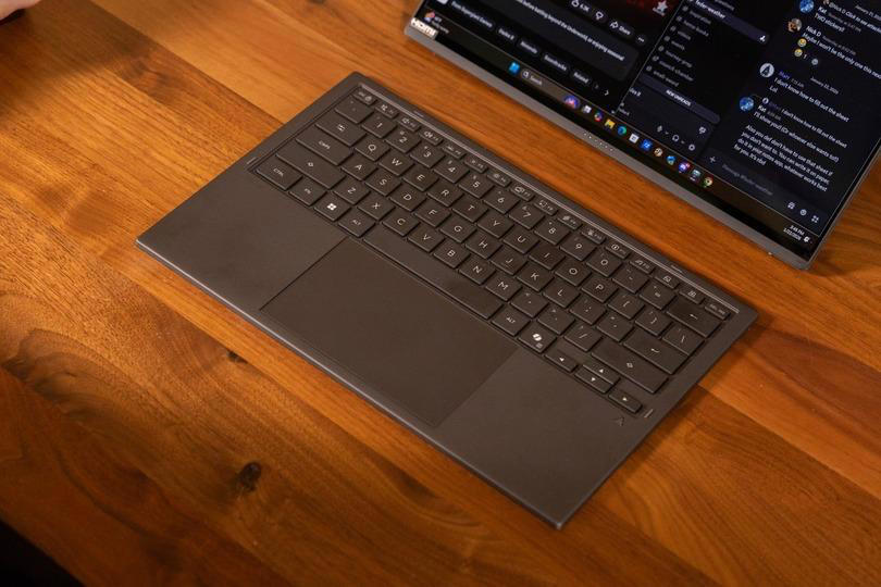 なにも犠牲にしない個性派端末, 思ったほどは分厚くない, Intel Core Ultra Series 3で魅せるパフォーマンス, ゲーミング端末としても使える？