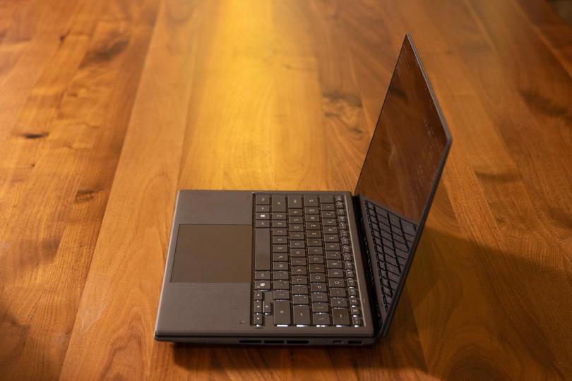 なにも犠牲にしない個性派端末, 思ったほどは分厚くない, Intel Core Ultra Series 3で魅せるパフォーマンス, ゲーミング端末としても使える？