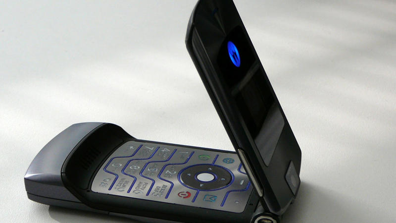 1. Nokia 8110, 2. Sony Ericsson W800, 3. Motorola Razr, 4. Motorola Flipout, 5. Nokia 3310, 6. Nokia 9000, 7. LG Chocolate, 8. Nokia 5110, 9. Motorola StarTAC, 10. Ericsson R380, 11. BlackBerry Bold 9000, 12. LG Rumor Touch, 13. BlackBerry Curve 8900, 14. Motorola Pebl, 15. HTC Legend, 16. Samsung Galaxy Note, 17. iPhone 4/4S, 18. LG U8110, 19. Nokia 7280, 20. BlackBerry Pearl
