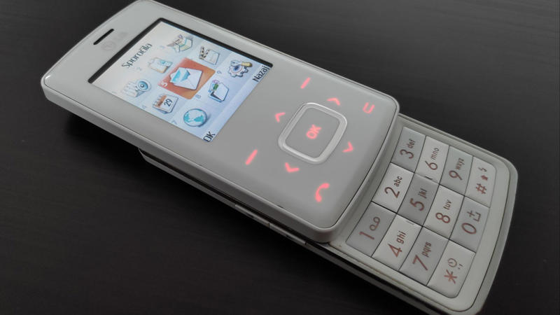 1. Nokia 8110, 2. Sony Ericsson W800, 3. Motorola Razr, 4. Motorola Flipout, 5. Nokia 3310, 6. Nokia 9000, 7. LG Chocolate, 8. Nokia 5110, 9. Motorola StarTAC, 10. Ericsson R380, 11. BlackBerry Bold 9000, 12. LG Rumor Touch, 13. BlackBerry Curve 8900, 14. Motorola Pebl, 15. HTC Legend, 16. Samsung Galaxy Note, 17. iPhone 4/4S, 18. LG U8110, 19. Nokia 7280, 20. BlackBerry Pearl